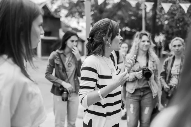 Jimena enseñando a un grupo de fotógrafas en la calle.