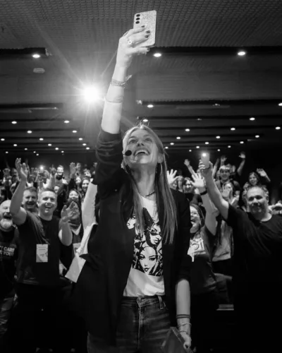 Jimena sacándose una selfie con el público de una charla.